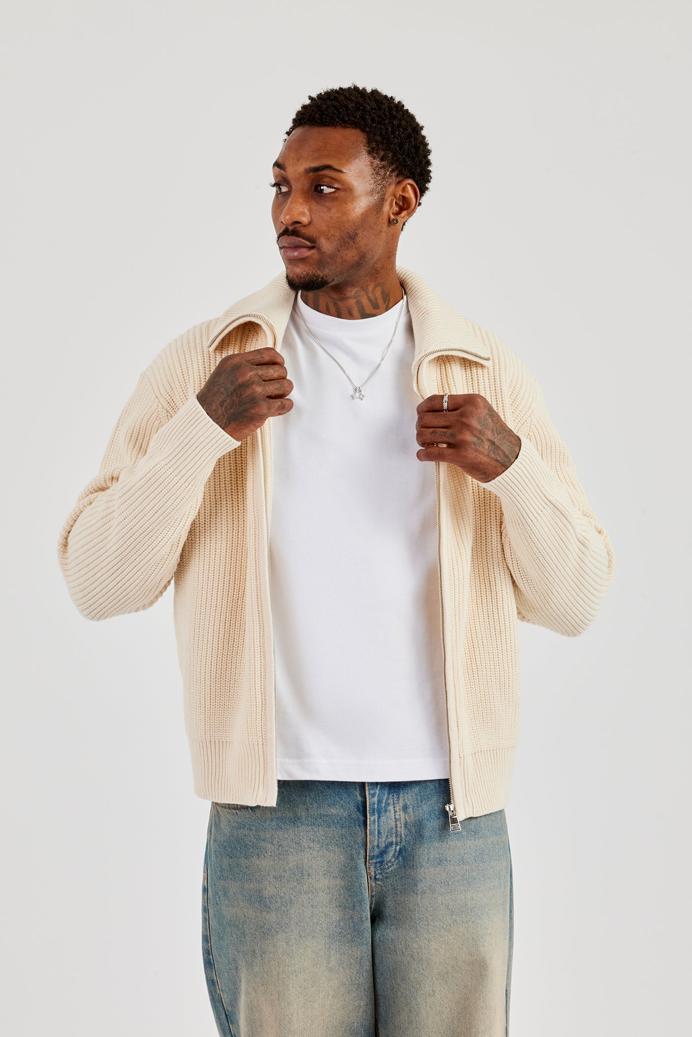 Gestrickter Pullover mit Trichterkragen - Off White